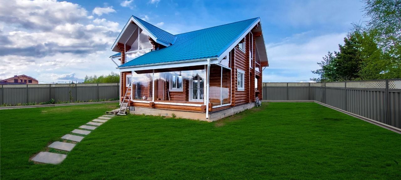 Мягкие окна на веранде загородного дома в Ильинском-Хованском